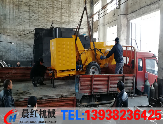 發往廣東的大型移動式木材粉碎機